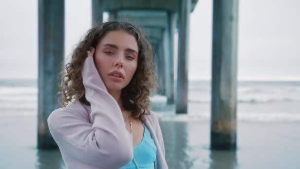 Fashion Model Poseren Industriële Beton Oceaan Pier Achtergrond Prachtig Meisje — Stockvideo