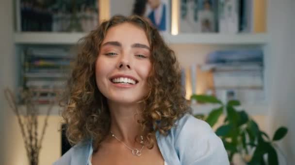 Schattig Krullend Meisje Hebben Plezier Maken 90S Disco Beweegt Door — Stockvideo
