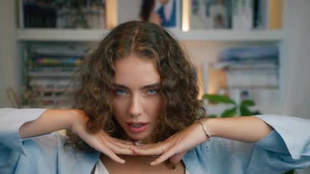 Ung Kaukasiska Kvinna 20S Casual Blå Skjorta Har Kul Poserar — Stockvideo