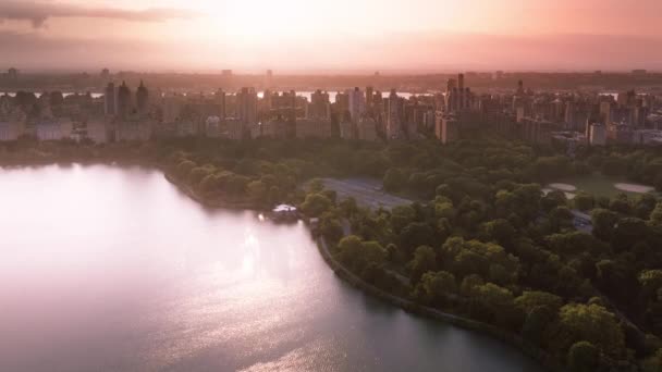 Scenic Lake Reflecting Beautiful Sky Green Urban Central Park Aerial — Stock Video