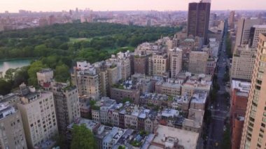New York 'ta, Madison Avenue Manhattan' da pahalı bir gayrimenkul işinin en iyi manzarası. NYC 4K 'da yeşil şehir parkına bakan daireler. Manzaralı yeşil Central Park manzaralı prestijli bir mülk.
