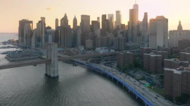 Günbatımı ışığı ve New York 'taki modern iş alanının üzerindeki altın bulutlar üzerinde sinematik bir manzara. 4K modern cam binaların mimarisi Amerikan şehir manzaralı. İş ofisleri