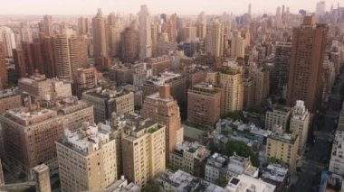 Yukarı Doğu Yakası sineması olan destansı bir hava. Manhattan 'daki gökdelenlerde prestij, lüks gayrimenkuller ve iş ofisleri. New York şehri manzarası sıcak sepia renklerinde arkaplan