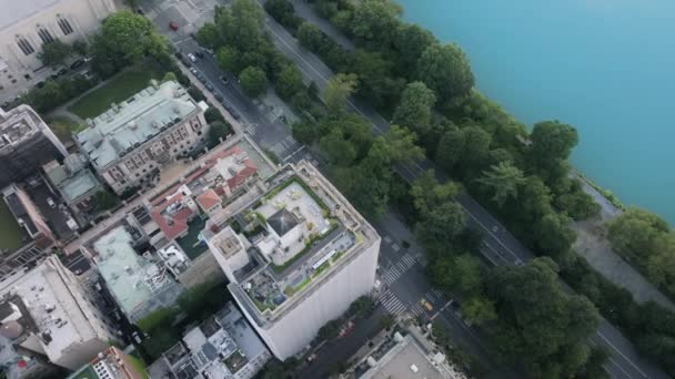 从上往下看位于纽约市曼哈顿的昂贵房地产业务 位于纽约市4K的绿色城市公园对面的公寓 位于第五大道的豪华豪宅 园内尽收眼底 绿意盎然 — 图库视频影像