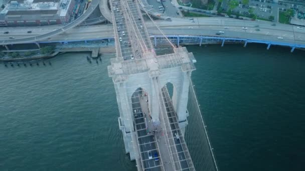 Upp Och Ner Flygplansbilar Kör Förbi Brooklyn Bridge Ovanför Blå — Stockvideo