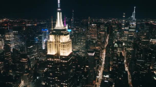 Znakomity Drapacz Chmur Ruchomym Tle Nocnej Panoramy Nowego Jorku Zapierające — Wideo stockowe