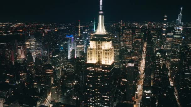 Malownicza Antena Wokół Dachu Empire State Building Oświetlona Jasnożółtym Światłem — Wideo stockowe
