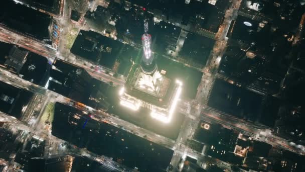 帝国大厦的头顶拍摄 纽约曼哈顿帝国大厦自上而下的景象 令人叹为观止的夜景照亮了世界著名的旅游景点观景台 — 图库视频影像