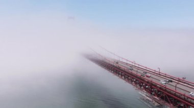 San Francisco, West Coast California, ABD 'deki Golden Gate Köprüsü' nün havadan görüntüsü. Pasifik Okyanusu üzerindeki yoğun yolu kaplayan sis Karl 'ın 4K görüntüsü. Arabalar yoğun sis bulutuna doğru hızla ilerliyor