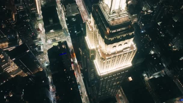 纽约曼哈顿帝国大厦自上而下的景象 令人叹为观止的夜间空中风景沿着灯火辉煌的世界著名旅游景点下降 帝国大厦的顶楼拍摄 — 图库视频影像