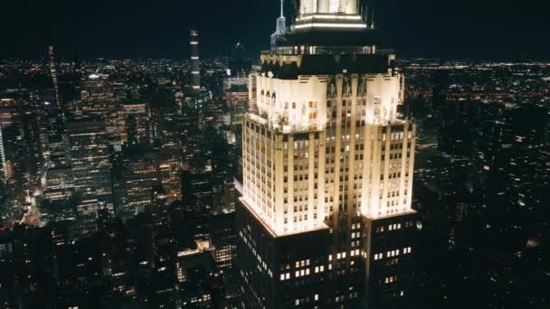 史诗式的空中拍摄的标志性曼哈顿摩天大楼与城市灯光在运动背景4K美国 帝国大厦顶部的观景台周围的风景飞驰而过 — 图库视频影像