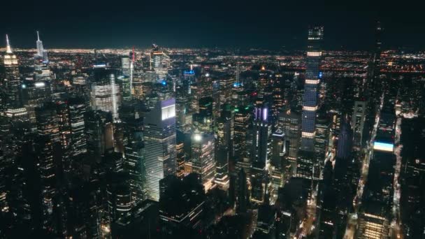 Hisnande Flyga Förbi Mot Times Square Upplyst Natten Ljusföroreningar Från — Stockvideo