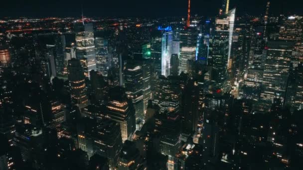 纽约市史诗美国市区4K 空中直升机头顶向下俯瞰时代广场夜景 拍摄曼哈顿五彩斑斓的世界著名旅游景点 — 图库视频影像