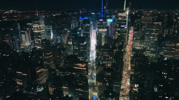 夜のタイムズスクエアの見下ろしの上にヘリコプター ニューヨークのマンハッタンにカラフルに照らされた世界的に有名な観光名所のショットを確立 エピック アメリカ ダウンタウン — ストック動画