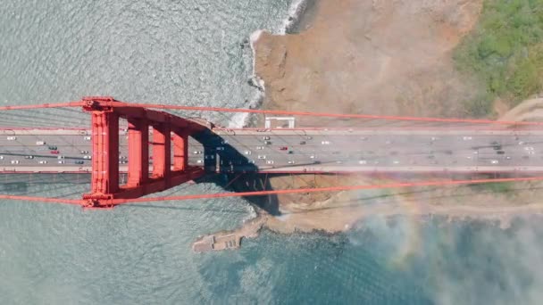 从上往下看具有里程碑意义的美国加州建筑 淡淡的云彩带着彩虹 金门大桥航景4K 大雾天气下旧金山金门大桥的电影红色施工 — 图库视频影像