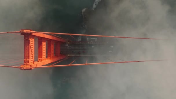 Golden Gate Sillan Elokuvallinen Punainen Rakennus San Franciscossa Sumuisena Päivänä — kuvapankkivideo
