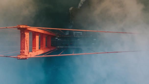 Nuage Brouillard Épais Coulant Sous Golden Gate Bridge Vue Aérienne — Video