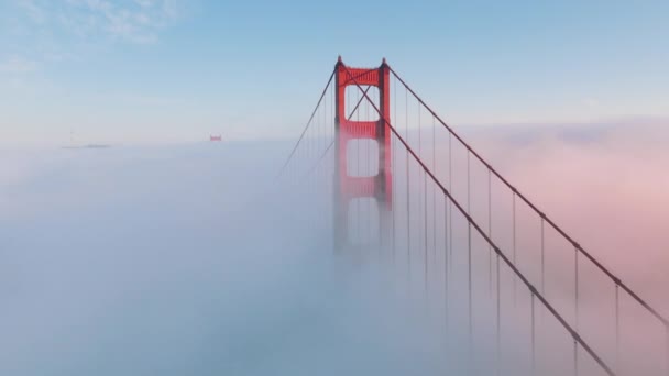金门大桥的空中录像 令人振奋的无人驾驶飞机绕着红塔飞行 覆盖在史诗般的粉色云海之上 覆盖着旧金山湾 直到地平线 令人振奋的背景加州美国4K — 图库视频影像