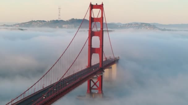 日出时卡尔大雾中的红色金门大桥的电影视图 旧金山无人机画面加州4K空中飞越金门 背景为旧金山市 美国西海岸 — 图库视频影像