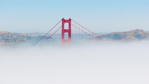 Nsansız Hava Aracı Gökyüzünde Yüzen Bulutların Üzerinde Uçuyor Golden Gate — Stok video