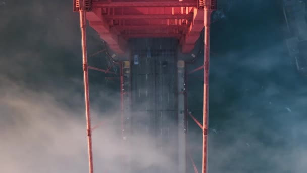 Ajoneuvot Ajavat Golden Gate Bridge Roadin Ohi Hämärässä Auringonlaskussa Antenni — kuvapankkivideo