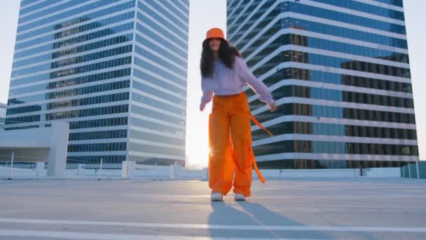 Modische Flippige Afrikanisch Amerikanische Tänzerin Orangefarbener Sportbekleidung Die Vor Urbanem — Stockvideo