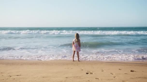 暑假的概念在慢动作 复制背景 快乐的家庭 梦想的孩子概念4K 小女孩在沙滩上玩得很开心 在温暖阳光明媚的夏日 女孩在海滨玩耍 — 图库视频影像
