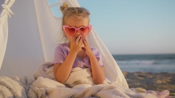 嬉闹的学龄前儿童玩耍 假装迷人的女士在时尚心形粉红太阳镜4K 有趣的小女孩一边吃新鲜多汁的樱桃 一边做手势和鬼脸 — 图库视频影像