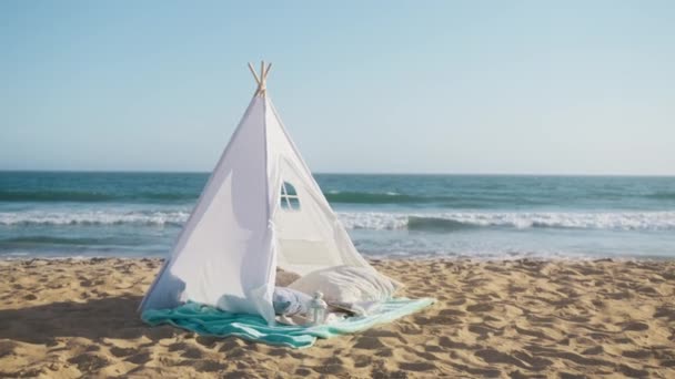 浪漫的约会和婚前背景 用红色相机拍摄慢镜头 阳光明媚的夏日落日 海滩上的白色帆布帐篷 暑假和假日背景 蓝天上有复制空间 — 图库视频影像