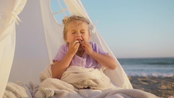 Смешная Девушка Кусающая Натуральную Сочную Вишню Забавная Дошкольница Сидящая Палатке — стоковое видео
