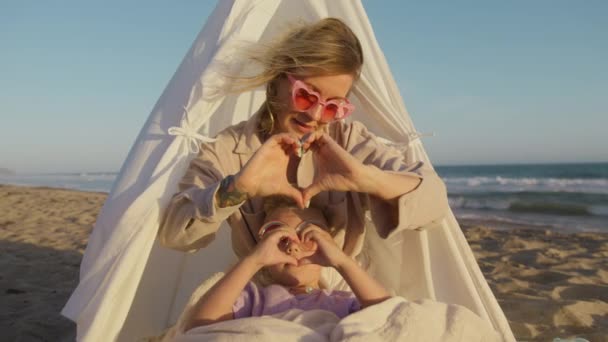 Sevgi Gösterisi Mutlu Aile Çırpıyor Kalp Işareti Gösteren Ellerle Sembol — Stok video