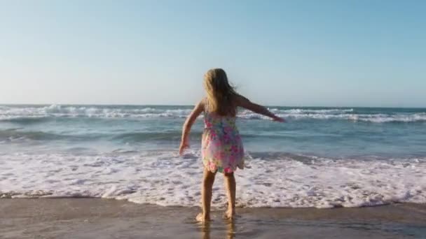 바다의 해변에서 점프와 한아이 아이는 있어요 스러운 소녀는 무용수가 해변의 — 비디오