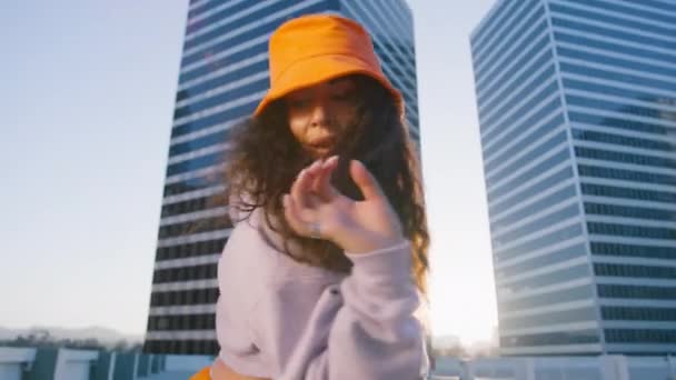 Potret Gadis Multirasial Seksi Muda Menari Kota Mengenakan Topi Ember — Stok Video