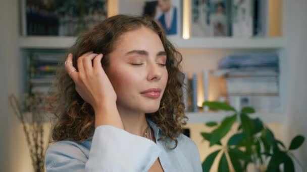 Hautpflegekonzept Frau Mit Schönheit Gesicht Berühren Gesunde Gesichtshaut Portrait Schöne — Stockvideo