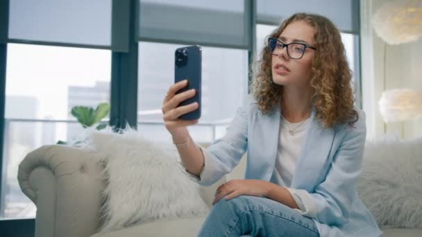 Businesswoman Manager Iført Jakkesæt Foretage Opkald Mobiltelefon Viser Tegn Hånden – Stock-video