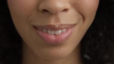 Koyu tenli mutlu, melez kadını kapat. Pembe dudakları olan çok ırklı bir kız. Doğal beyaz dişleri olan güzel kadın dudakları. Diş konsepti geçmişi. Etkileyici duygular 4K