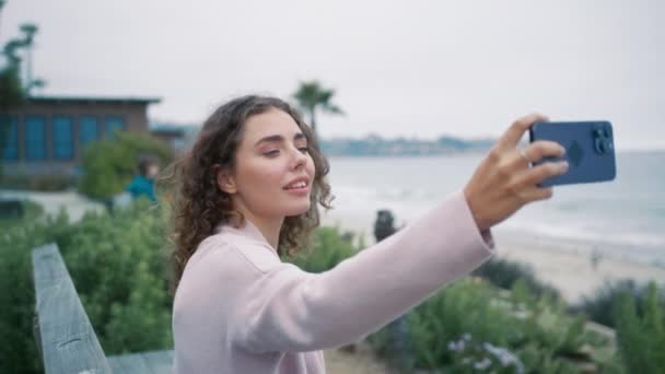 Spokojny Zrelaksowany Młoda Turystka Eleganckim Beżowym Swetrze Selfie Zdjęcie Przed — Wideo stockowe