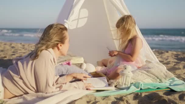 Медленное Движение Очаровательная Дочь Разговаривает Родителями Романтической Палатке Пляже Время — стоковое видео