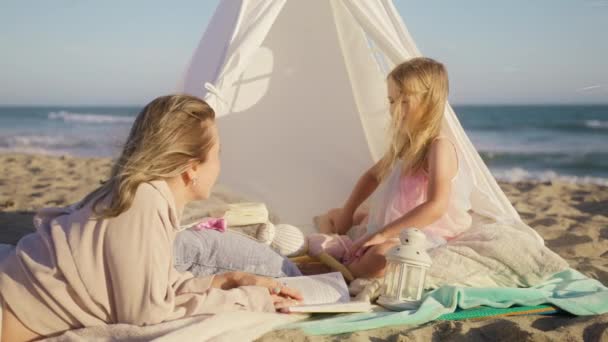 Обожаемая Дочь Разговаривает Родителем Романтической Палатке Пляже Время Мыльные Пузыри — стоковое видео