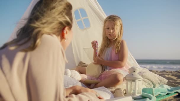 Nettes Blondes Mädchen Mit Langen Haaren Die Der Meeresbrise Fliegen — Stockvideo