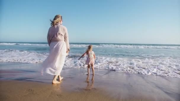Flicka Som Springer Vid Havsvågor Sandstrand Begreppet Barndröm Glad Liten — Stockvideo