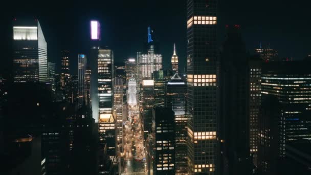 曼哈顿城市峡谷街道上车辆繁忙的景象 电影城市的灯光在漆黑的夜晚 纽约市照明 纽约市摩天大楼夜空鸟瞰全景4K — 图库视频影像