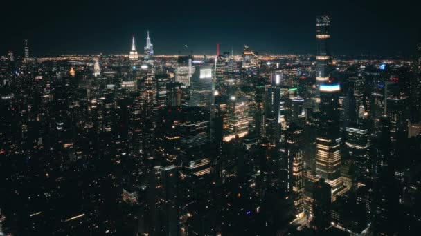 巨大的夜市灯火通明 景色尽收眼底 天黑后摩天大楼里的商业办公室 从上面俯瞰纽约市令人振奋的景象 美国4K航空 纽约夜晚的全景全景 — 图库视频影像