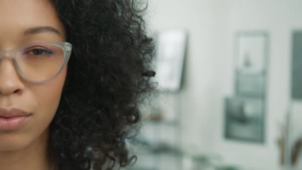 Zeki Insanlar Gözlüklü Gözlüklü Çok Irklı Genç Modelin Portresini Kapatıyorlar — Stok video