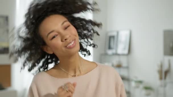 Leuk Jong Meisje Schudt Hoofd Afro Haar Laten Vliegen Aantrekkelijke — Stockvideo
