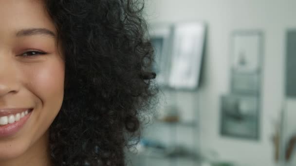 Šťastní Různorodí Lidé Uzavírají Koncept Portrétní Mladá Žena Afro Účesem — Stock video