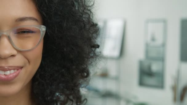 Smarta Glada Mångsidiga Människor Närbild Koncept Porträtt Ung Kvinna Glasögon — Stockvideo