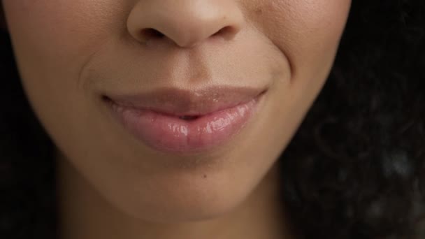 Piękno Sexy Kobieta Model Ciemnej Skóry Pełne Błyszczące Różowe Usta — Wideo stockowe