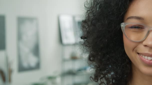 Pozitif Gülümseyen Afro Kız Kameraya Bakıyor Oldukça Güzel Melez Irk — Stok video