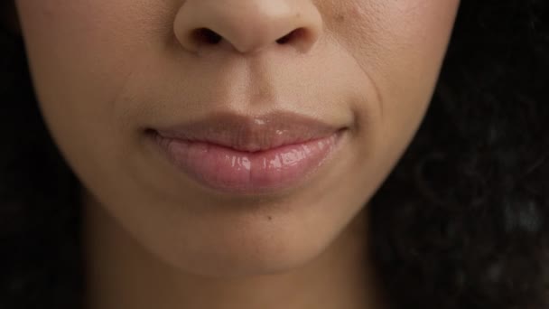 Αισθησιακό Σκούρο Δέρμα Γυναίκα Σεξουαλικά Δάγκωμα Παχουλό Χείλη Κοντινό Πλάνο — Αρχείο Βίντεο